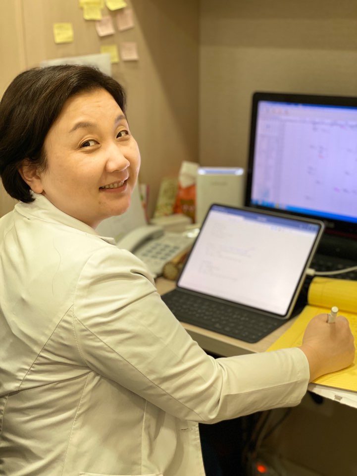 즐겁게 일하는 라임나무치과 식구들의 모습을 공개합니다. 관련 이미지 10