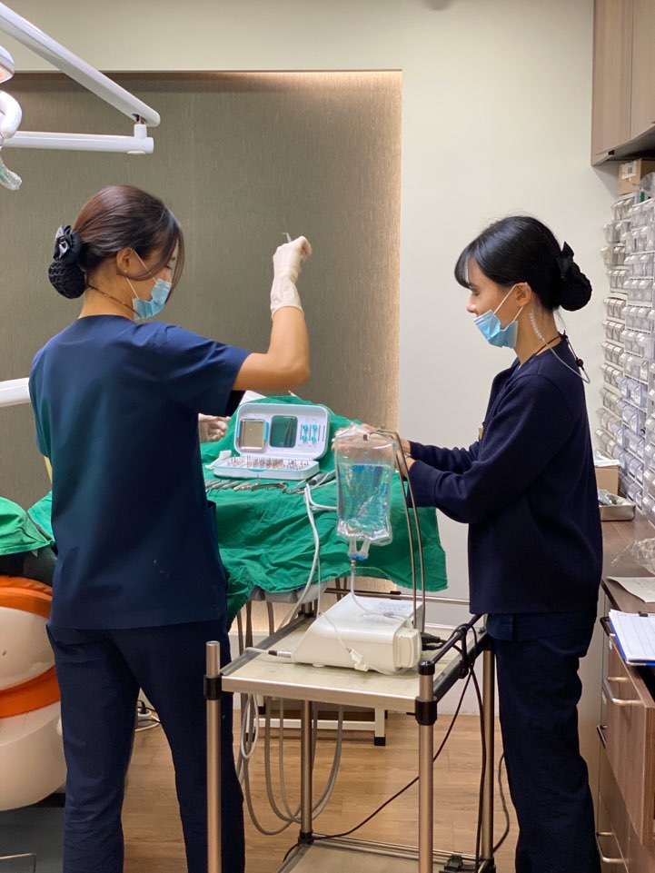 즐겁게 일하는 라임나무치과 식구들의 모습을 공개합니다. 관련 이미지 4