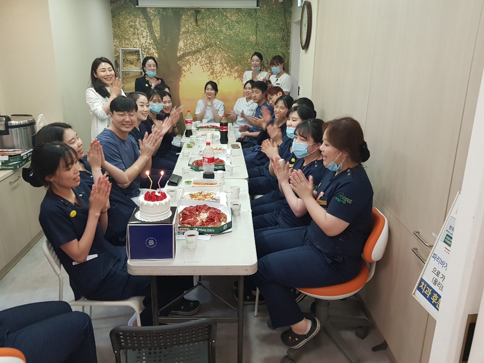 라임나무치과 가족들의 행복한 6월 맞이(feat. 생일파티) 관련 이미지 1