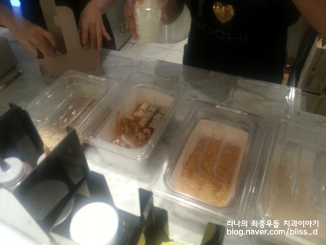 명동 롯데백화점 본점의 소프트리 허니칩(벌꿀아이스크림) 맛보기 관련 이미지 3