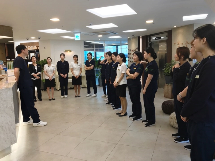 명동치과 라임나무치과병원 아침조회시간 ♥ 인사의중요성!!! 관련 이미지 3