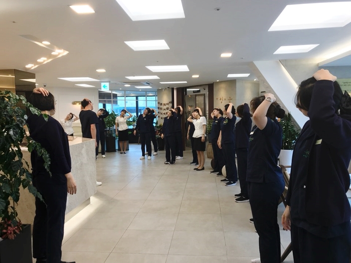 명동치과 라임나무치과병원 아침조회시간 ♥ 인사의중요성!!! 관련 이미지 2