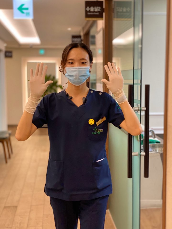 즐겁게 일하는 라임나무치과 식구들의 모습을 공개합니다. 관련 이미지 3