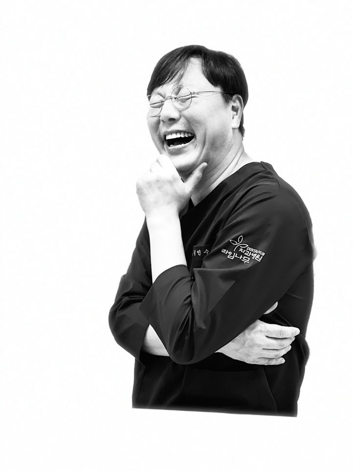 즐겁게 일하는 라임나무치과 식구들의 모습을 공개합니다. 관련 이미지 9