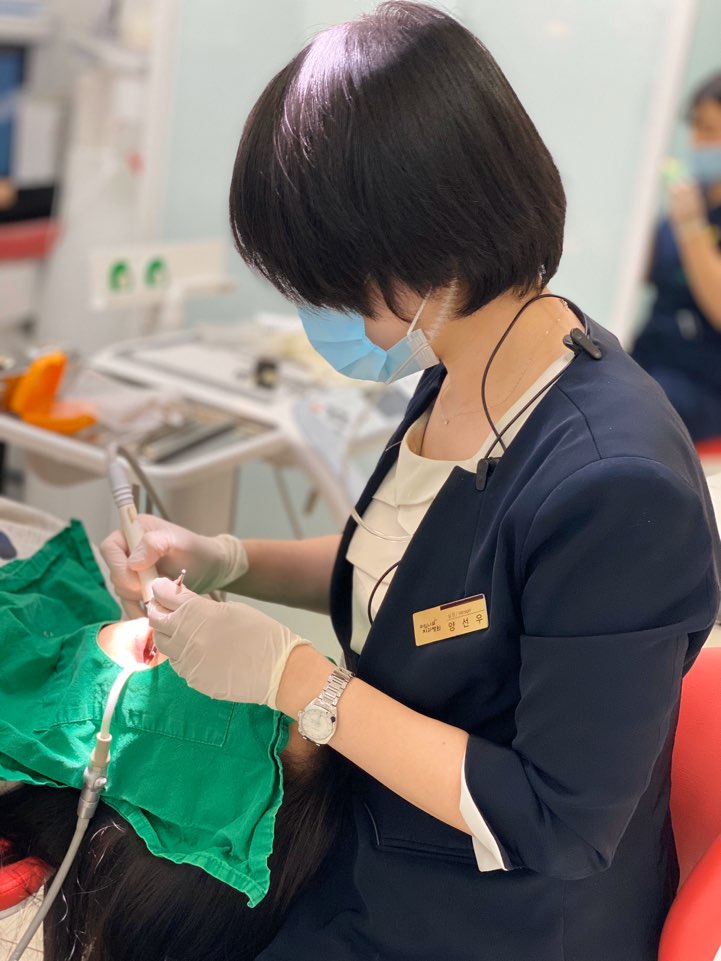 즐겁게 일하는 라임나무치과 식구들의 모습을 공개합니다. 관련 이미지 8