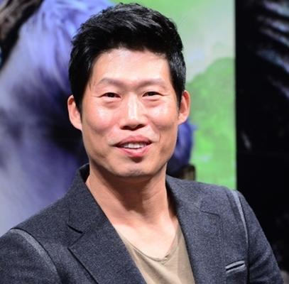 베테랑 티저 공개로 인터넷이 들썩이네요. 황정민과 유아인의 대결 관련 이미지 5