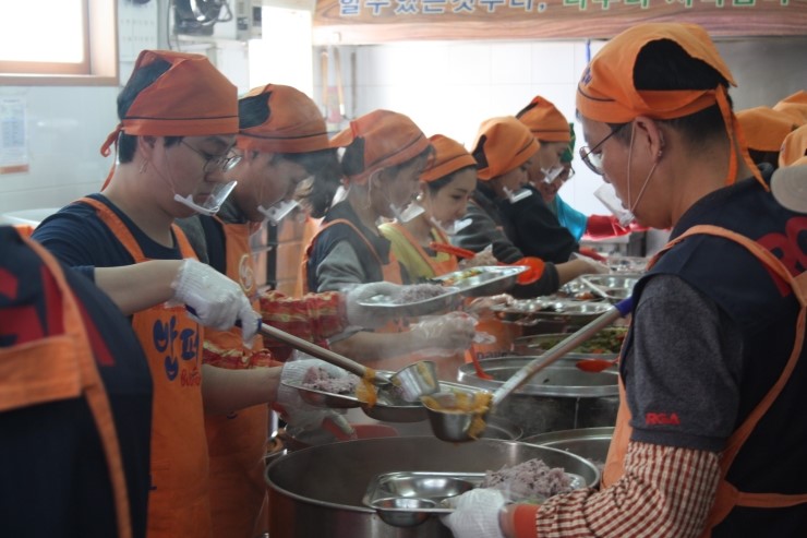 라임나무 가족들의 밥퍼 봉사 후기를 공개합니다. 관련 이미지 18