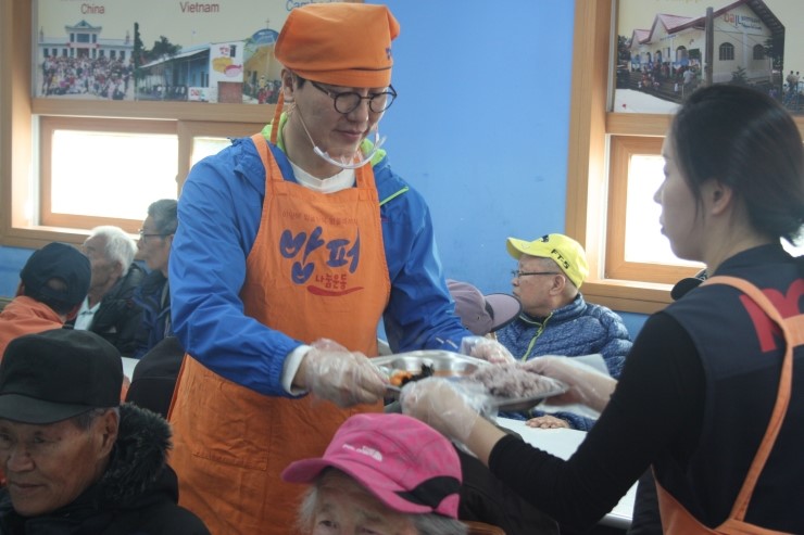 라임나무 가족들의 밥퍼 봉사 후기를 공개합니다. 관련 이미지 17