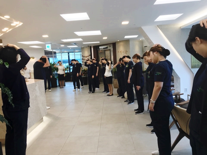 명동치과 라임나무치과병원 아침조회시간 ♥ 인사의중요성!!! 관련 이미지 1