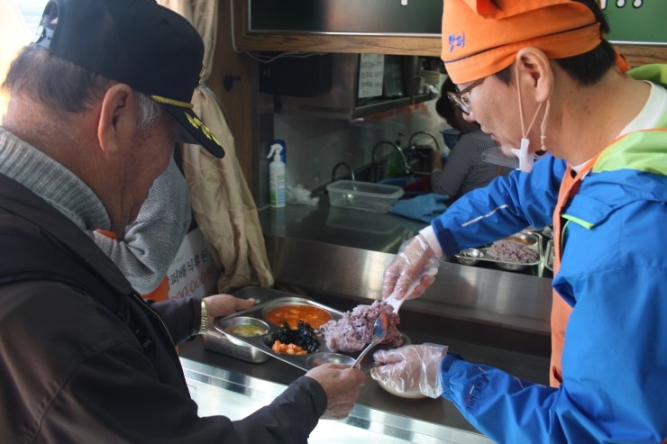 라임나무 가족들의 밥퍼 봉사 후기를 공개합니다. 관련 이미지 20