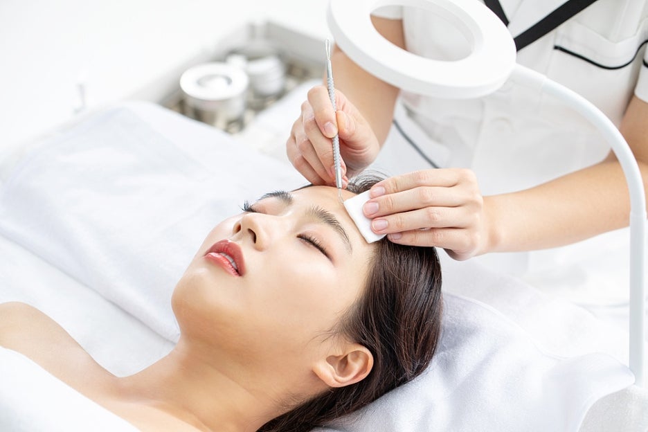 Treatment for Closed Comedones by a Dermatologist in Gangnam image 3