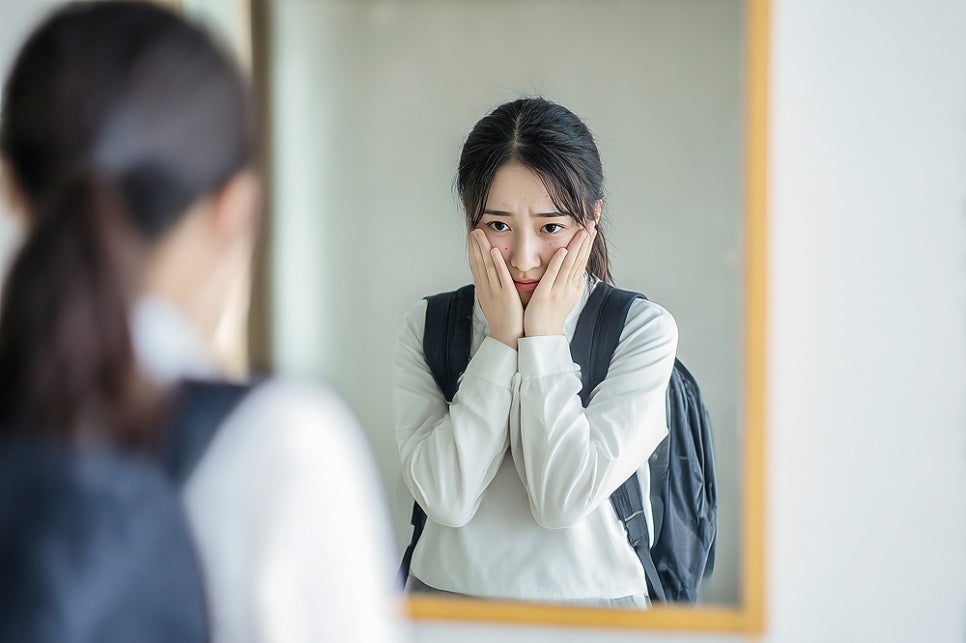 강남역 여드름 피부과 원장이 짚는 "여드름은 짜야 빨리 낫는다"는 오해 관련 이미지 10