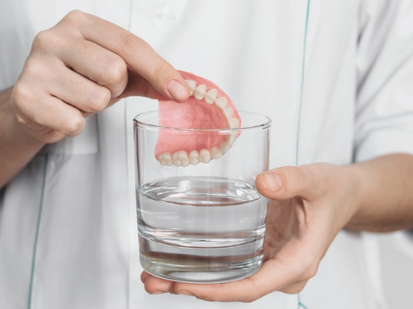 마곡역치과_&ldquo;조금만 신경 쓰면 10년은 거뜬해요!&rdquo; [ 5. 틀니 관리법 ] 관련 이미지 2