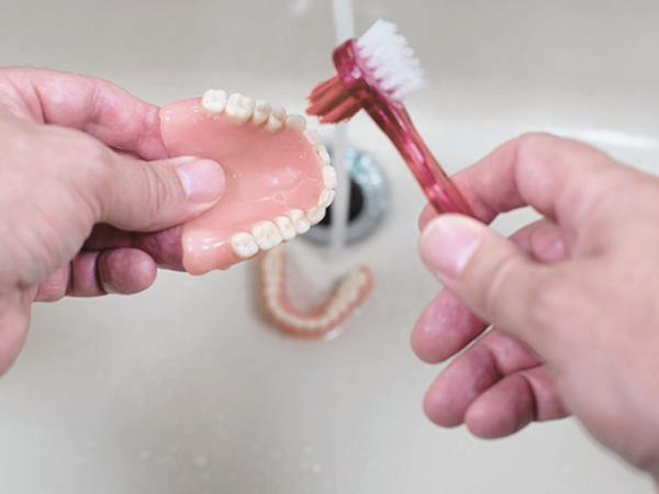 마곡역치과_&ldquo;조금만 신경 쓰면 10년은 거뜬해요!&rdquo; [ 5. 틀니 관리법 ] 관련 이미지 1