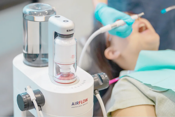 마곡치과_"긁지 말고, 부드럽게 관리!" [ 2. 임플란트 전용 에어플로우 스케일링 ] 관련 이미지 6