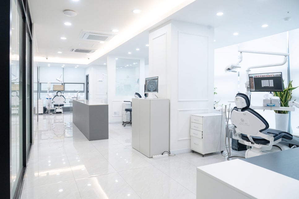 안녕하세요. [ 서울디아치과 이정호 대표원장 ] 입니다. 관련 이미지 3