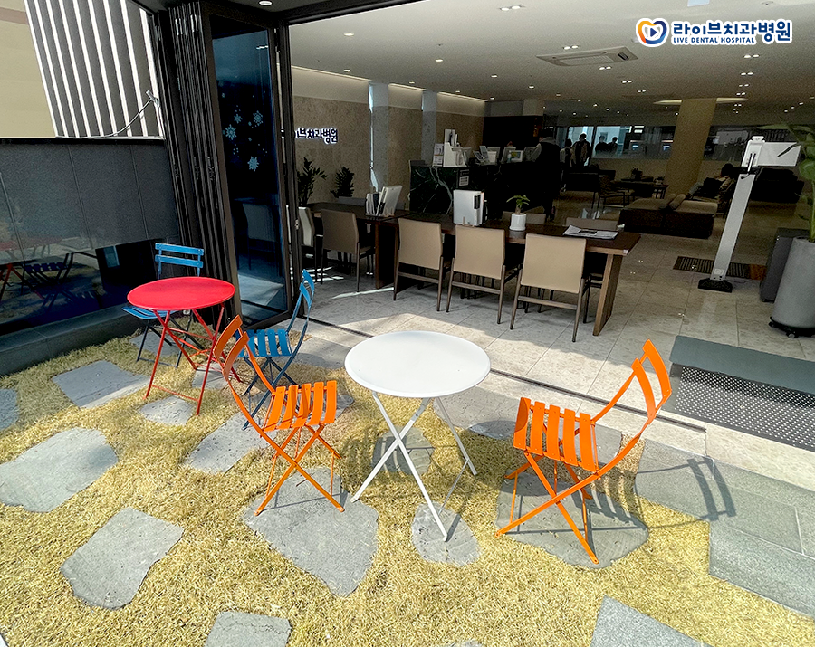 라이브치과병원 강남점에 야외테이블이 설치되었어요👍🏻 관련 이미지 2