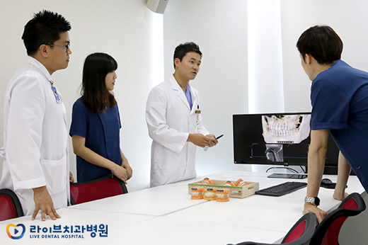 투명교정, 티나지 않게 미소에 자신감을! 관련 이미지 6