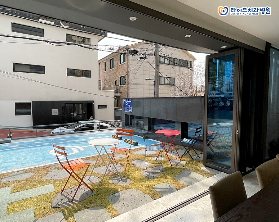 라이브치과병원 강남점에 야외테이블이 설치되었어요👍🏻 관련 이미지 3