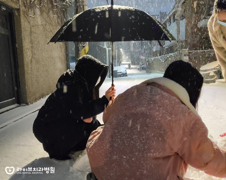 라이브치과병원에도 2021년의 첫눈이 내렸습니다 *^^* 관련 이미지 5