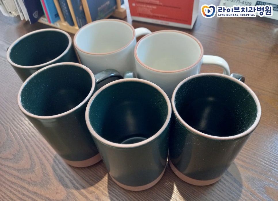 라이브치과 환자분께서 직접 제작한 머그컵을 선물해주셨어요❤ 관련 이미지 1