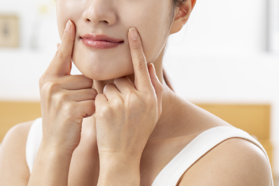 Why the Skin Around Your Lips Often Cracks and Stings image 5