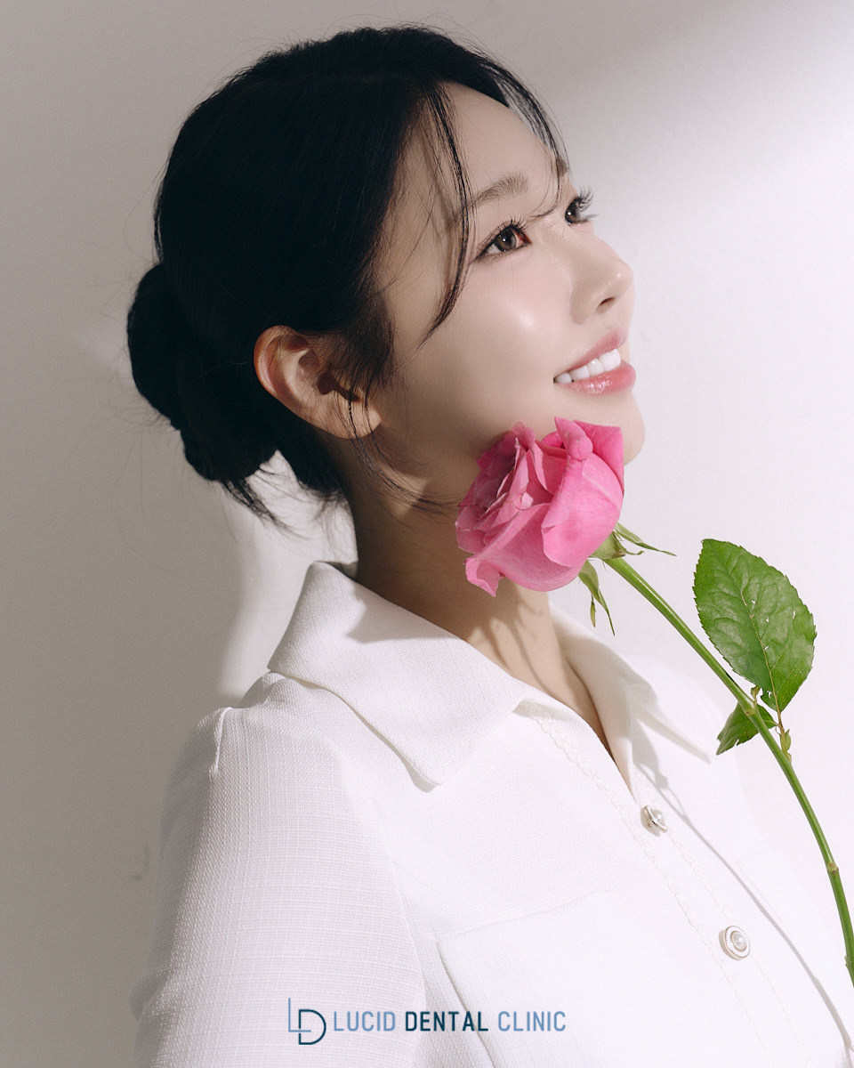 "삐뚤빼뚤하고 작은 치아 보기 안 좋아요." 신논현역 치과 루시네이트 수복 후기 관련 이미지 1