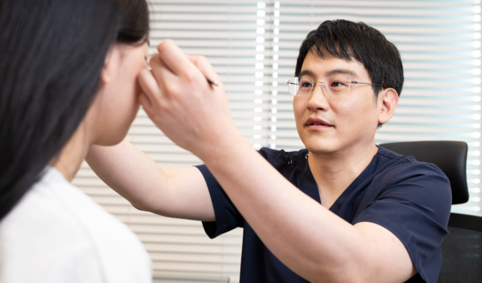 Drooping Eyelids in Your 40s and 50s: Is Upper Blepharoplasty Enough? Criteria for Choosing a Brow Lift&middot;Forehead Lift image 1