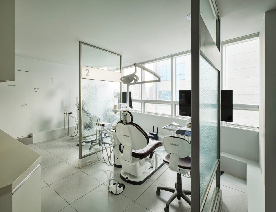 신사역인근치과 라미네이트 후 앞니가 먼저 닿는 느낌, 괜찮을까요? 관련 이미지 8