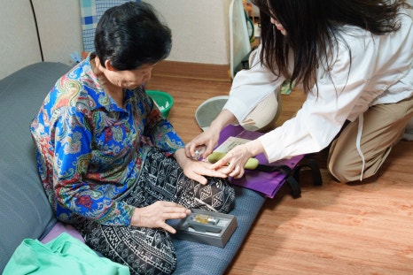 치아만 예쁘게 만드는 곳이 아니에요 &mdash; 메이크치과가 지역 어르신 봉사 활동에 함께했습니다 🤍 관련 이미지 5