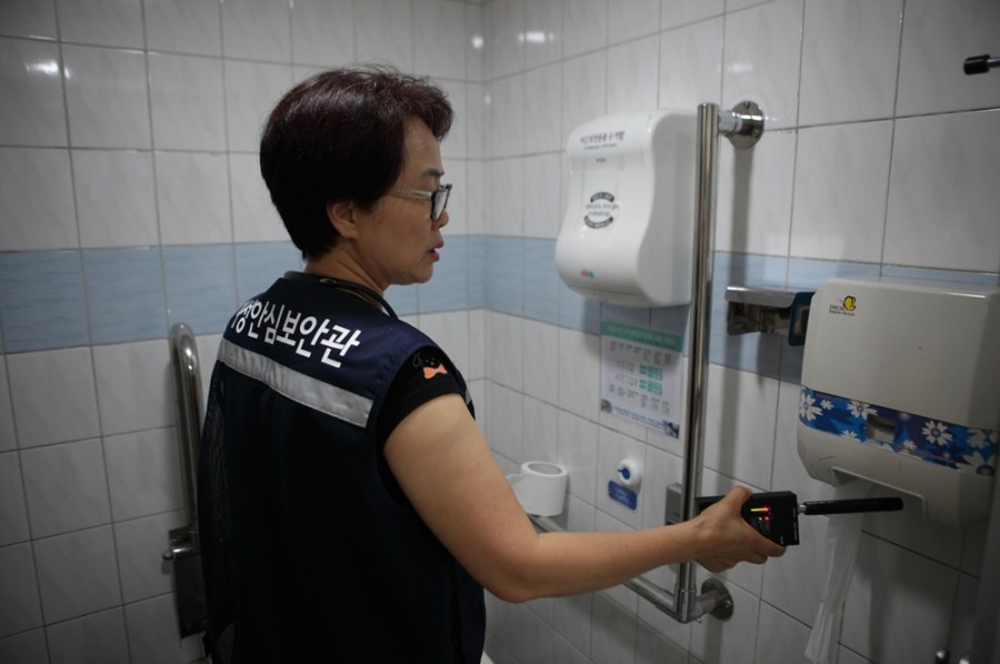 세금 50억 투입, 2년간 화장실 몰카 탐지 적발 건수 관련 이미지 2