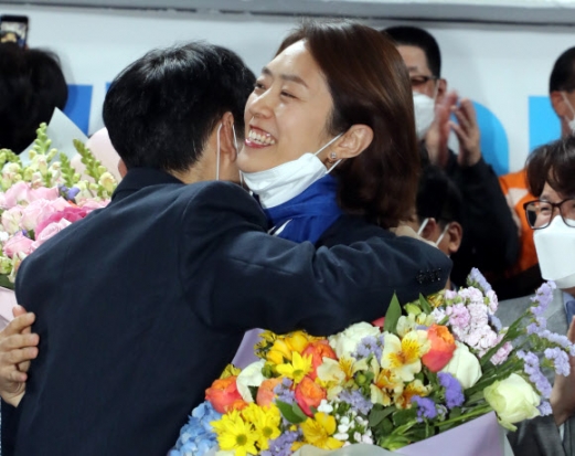 더불어민주당 고민정, 관련 이미지 4