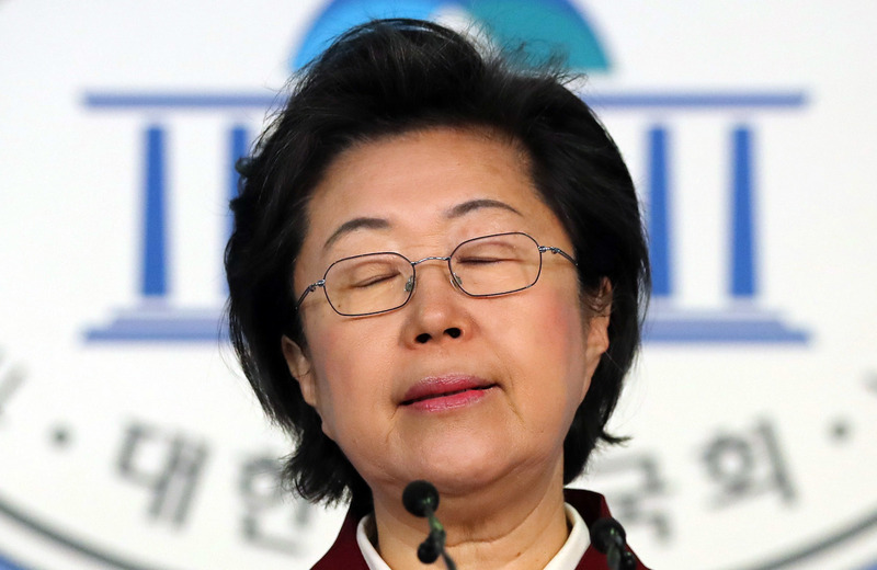 '사퇴하세요!' 한국당 이은재 의원, 팔꿈치 어택 논란..(영상) 관련 이미지 1