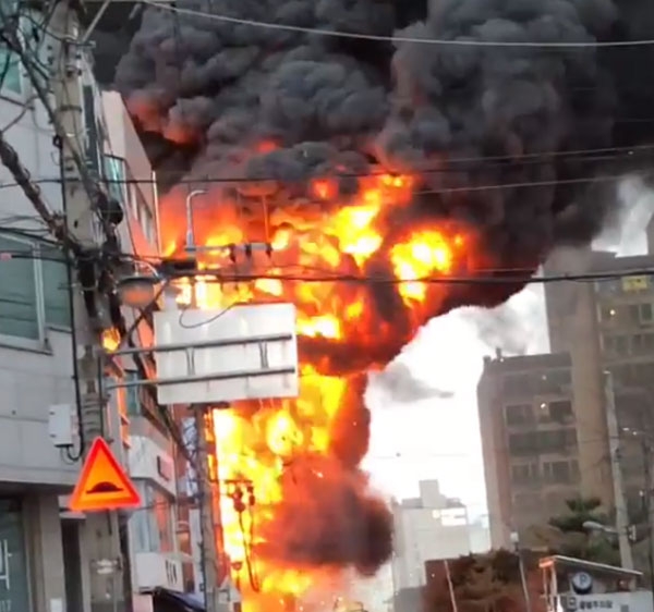 강남 진흥종합상가화재, 검은 연기 자욱 소방관 시민 부상자 속출 관련 이미지 1