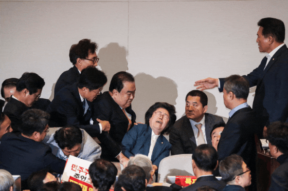 '사퇴하세요!' 한국당 이은재 의원, 팔꿈치 어택 논란..(영상) 관련 이미지 5