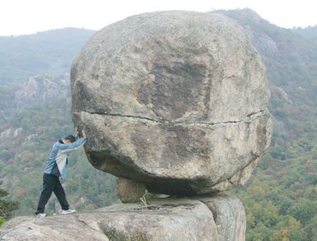설악산 흔들바위, 미국인 관광객 밀어 관련 이미지 3
