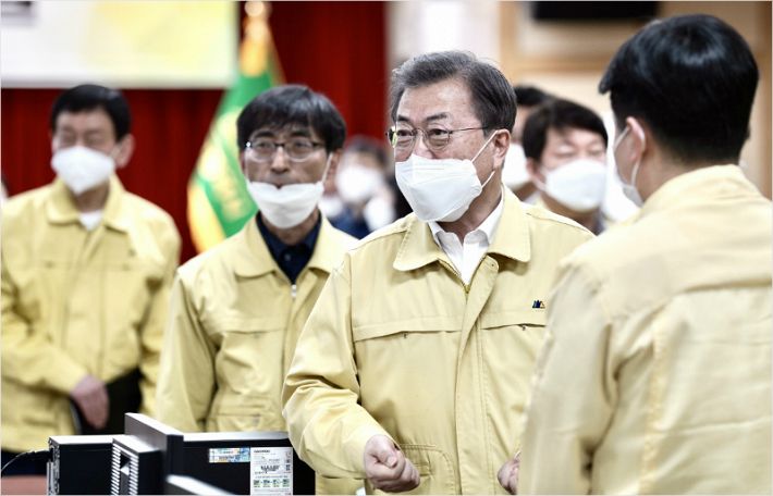 문재인 자가격리, 코로나 확진자와 관련 이미지 4