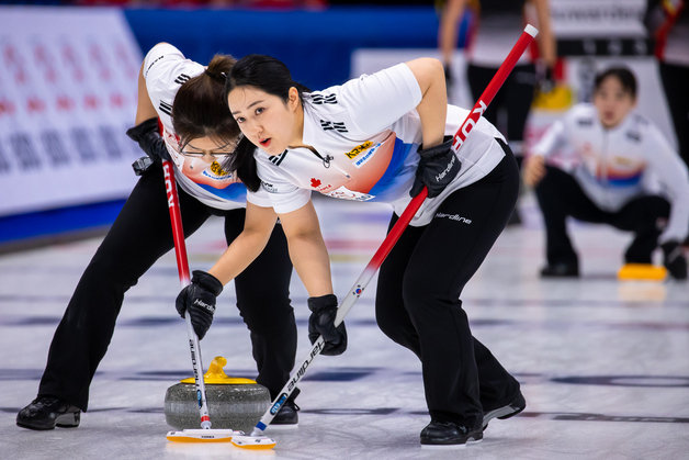 올림픽 한국 컬링, 일본에 10-5 완승! 4강 진출 가능성 관련 이미지 3
