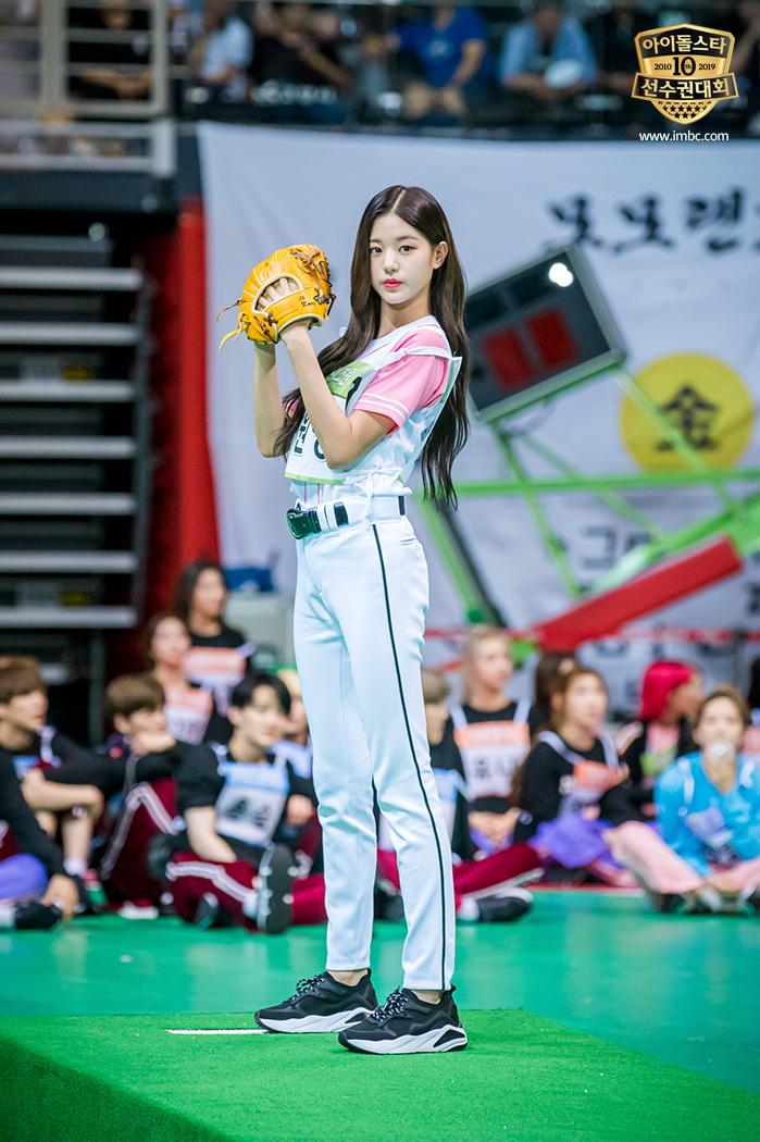 아육대 장원영 시구 사진 관련 이미지 2
