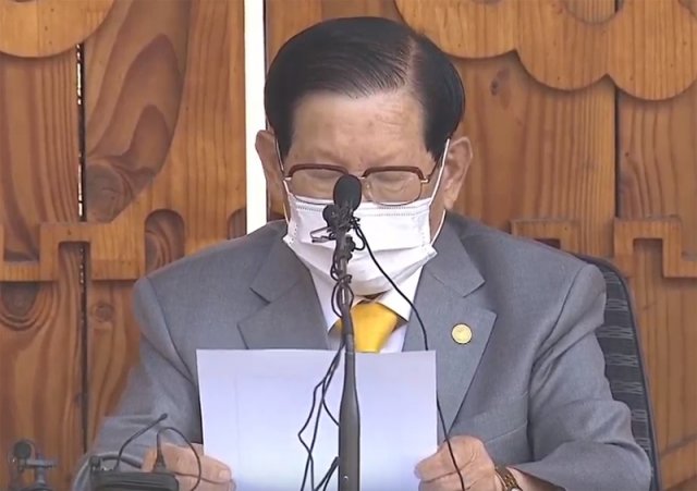 '신천지 교주' 이만희 기자회견, 사죄의 큰절..살인죄 수사착수! 관련 이미지 3