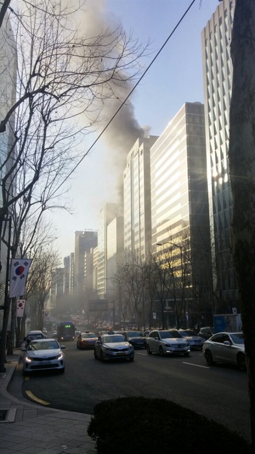 강남 진흥종합상가화재, 검은 연기 자욱 소방관 시민 부상자 속출 관련 이미지 6