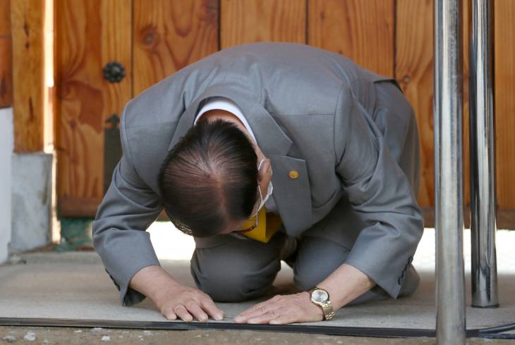 '신천지 교주' 이만희 기자회견, 사죄의 큰절..살인죄 수사착수! 관련 이미지 5