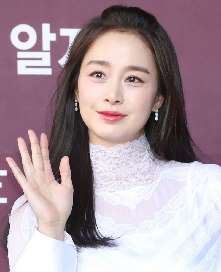 불변의 미모 김태희, 둘째 출산 후 첫 공식 자리 참석 관련 이미지 5