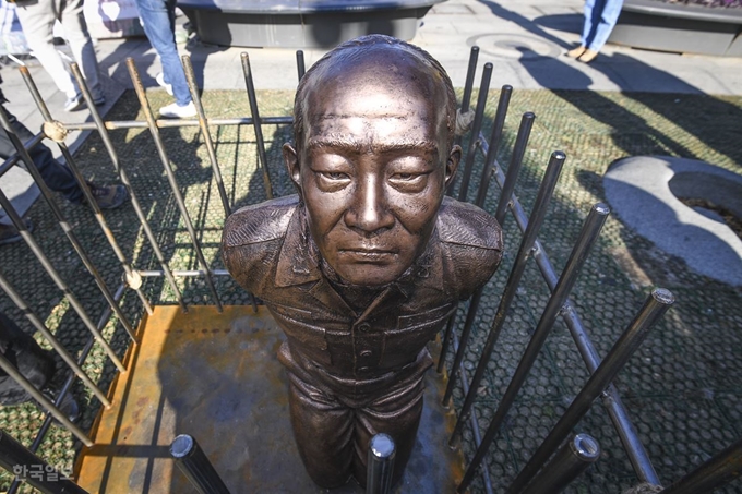 1212사태, 전두환 40주년 기념 만찬 논란! 1212사태가 무엇이길래.. 관련 이미지 5