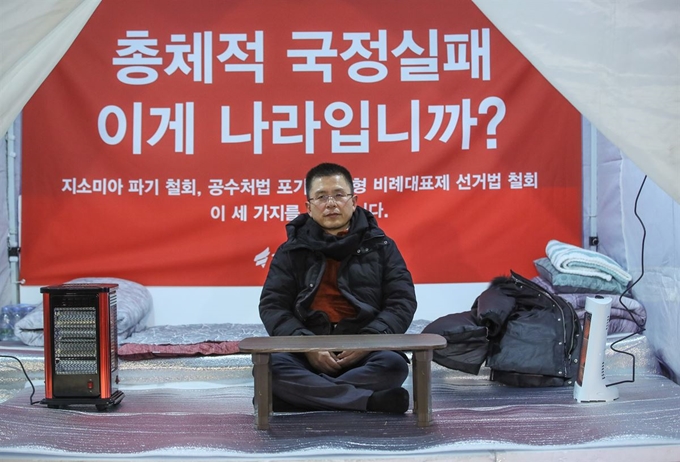 자유한국당 대표 황교안, 단식투쟁 7일차! 그 이유는? 공수처 지소미아 패스트트랙 뜻 관련 이미지 1