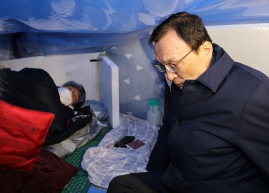 자유한국당 대표 황교안, 단식투쟁 7일차! 그 이유는? 공수처 지소미아 패스트트랙 뜻 관련 이미지 6