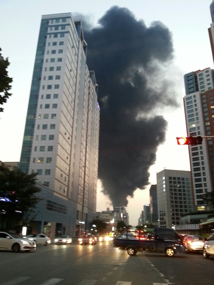 강남 진흥종합상가화재, 검은 연기 자욱 소방관 시민 부상자 속출 관련 이미지 8