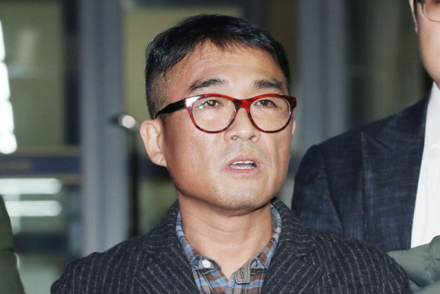 '성폭행 혐의' 김건모, 가수 A에게 배트맨티 입고 뽀뽀 강요..논란! 관련 이미지 1