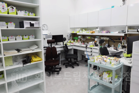 강남역 주변 치과 "10년 된 앞니가 변색됐어요" 앞니 심미 치료 관련 이미지 12