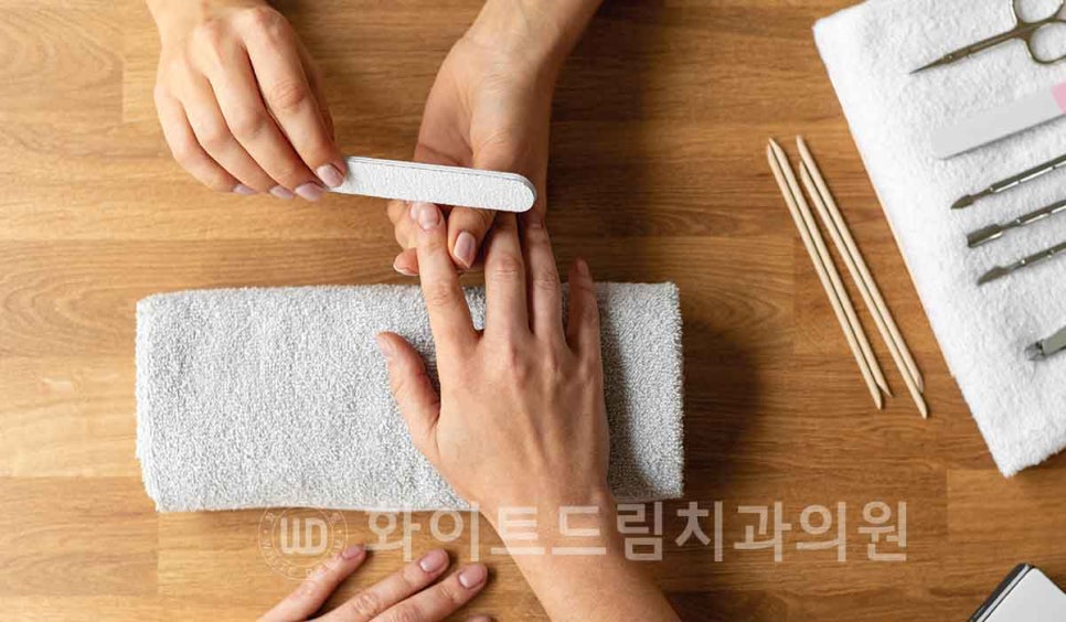 신논현역 당일 라미네이트, "길이가 다른 깨진 앞니" 당일 앞니 라미네이트 치료 과정은? 관련 이미지 7